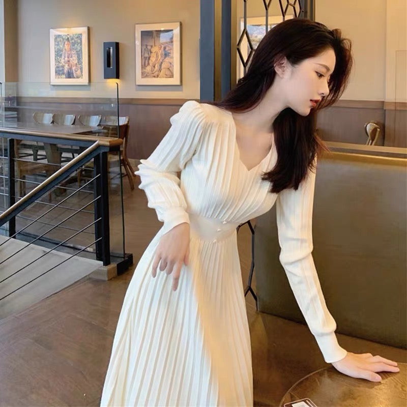 European station's new autumn style waist-slimming and age-reducing Hepburn style royal sister knitted dress bottoming long skirt