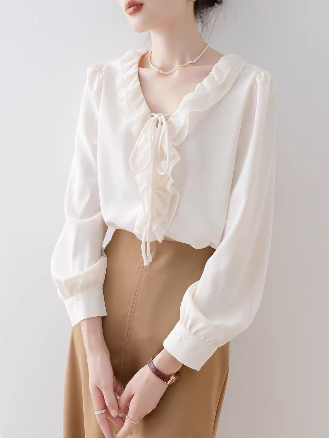 Women's French-style apricot V-neck blouse with lettuce-edge detailing – 2026 new autumn loose-fit shirt, suitable for professional workwear.