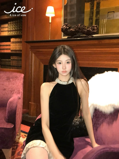 A ice of vale "Classic catwalk style ~" Pearl halter neck slim dress with a chic hip skirt