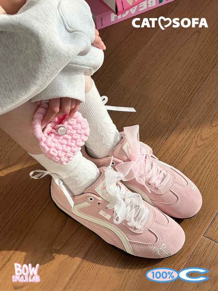Cat & Sofa “Emoji-Lab” (Spring Limited) Pink Racer Sneakers 🌸👟 Slim low-profile sole with a retro German trainer vibe—lightweight, comfy, and super easy to style. Soft spring pink for a fresh, clean everyday look.