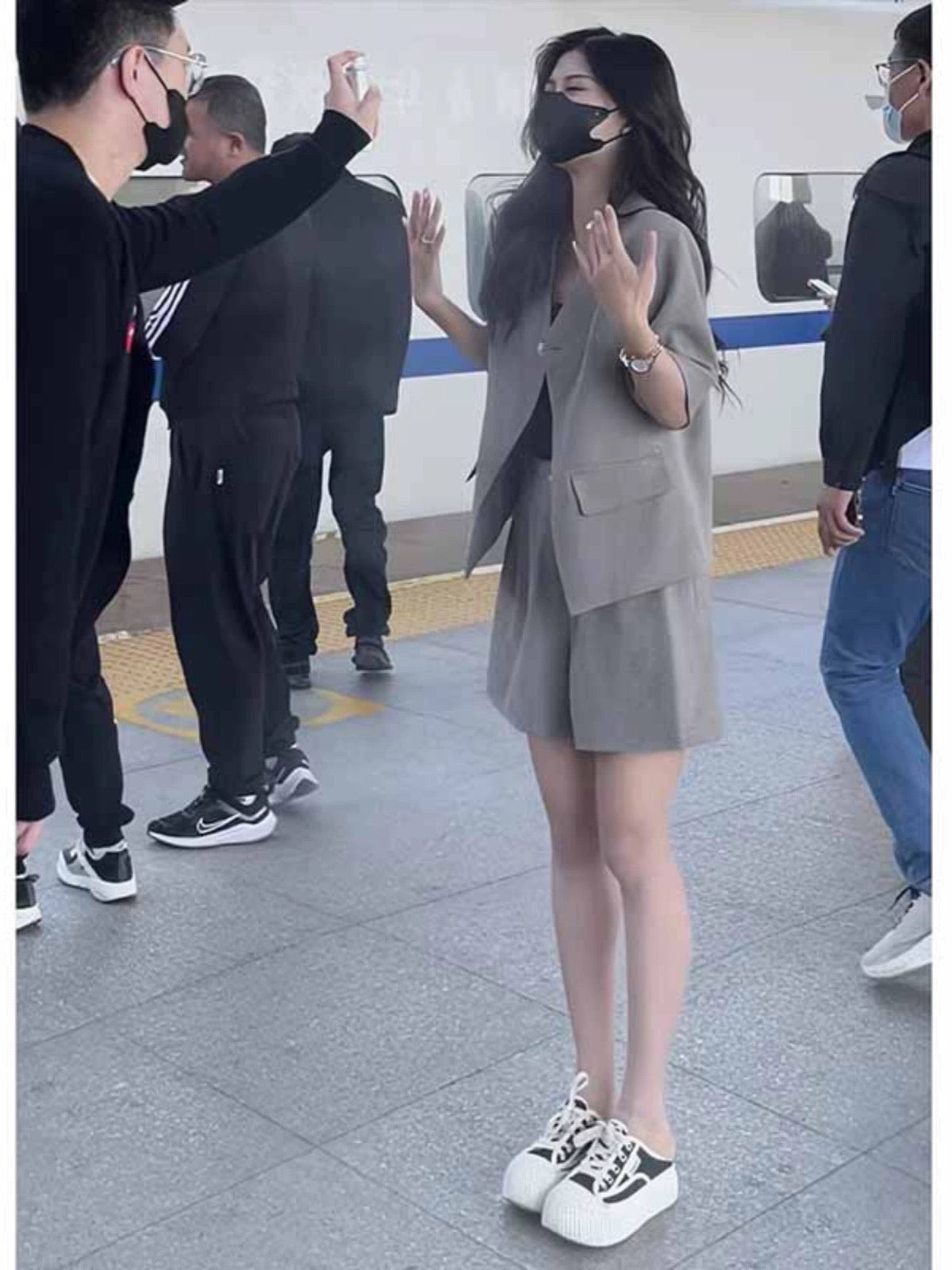 Internet celebrity 2023 popular summer clothes for little people, a complete set of high-end suits, vests, shorts, two-piece suits for women