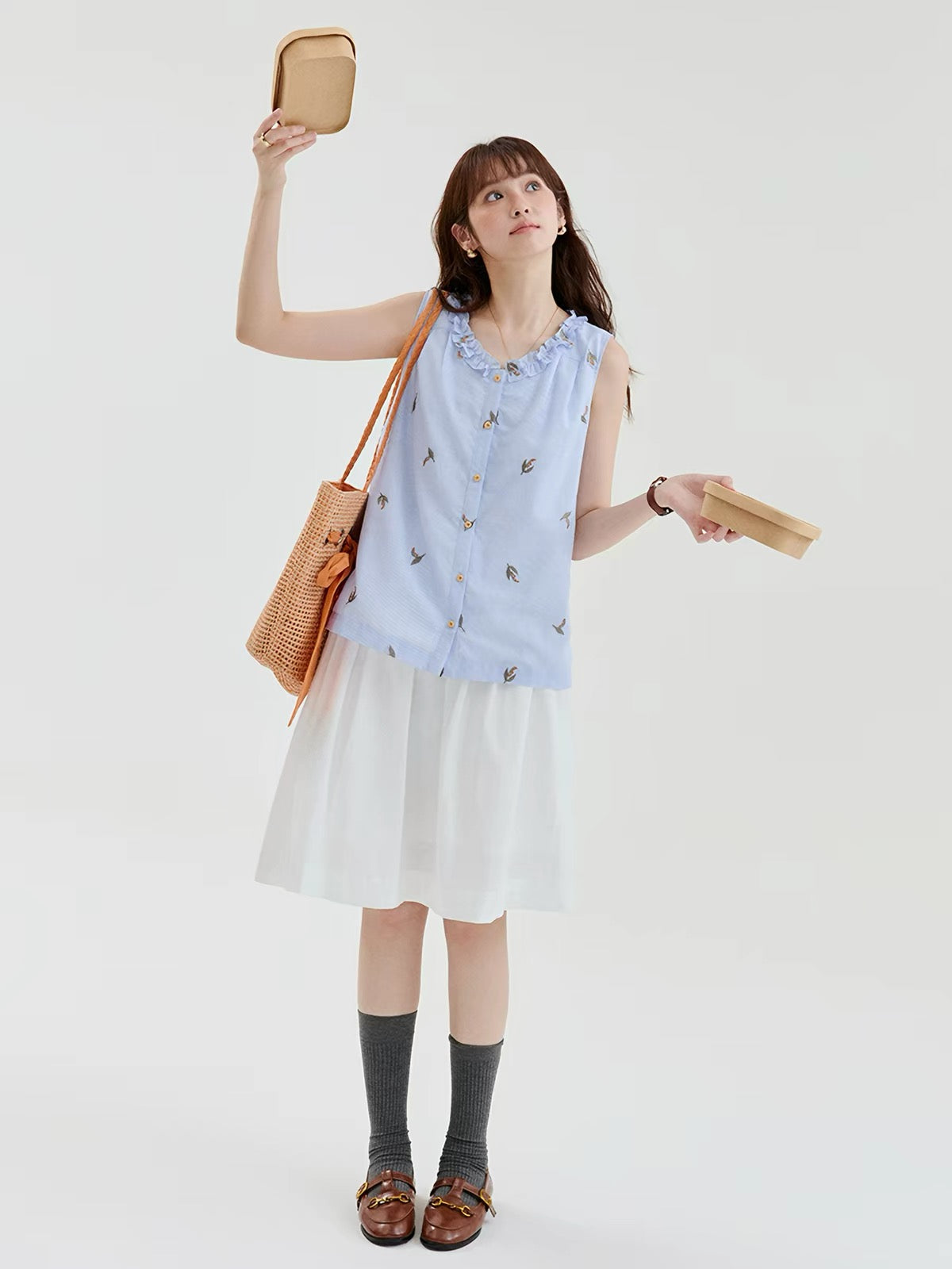 [Beidao AMUU Original] Women's Summer New Arrival: Blue Striped Pure Cotton Sleeveless Shirt with V-Neck and Lettuce-Edge Embroidery