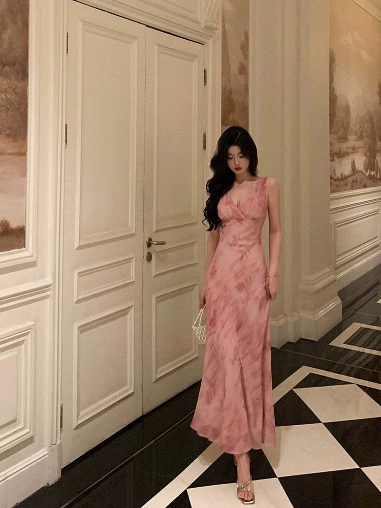 Ge Fuwen bias cut slim sexy dress female 2024 summer new gentle style V-neck sleeveless waist long dress