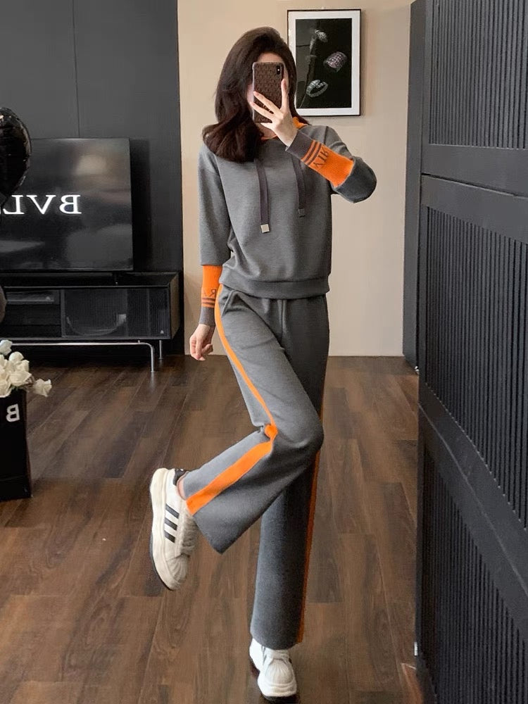 Autumn and winter clothing is matched with a complete set of fashionable and western-style Internet celebrity street casual sports sweatshirts and wide-leg pants two-piece suits for women