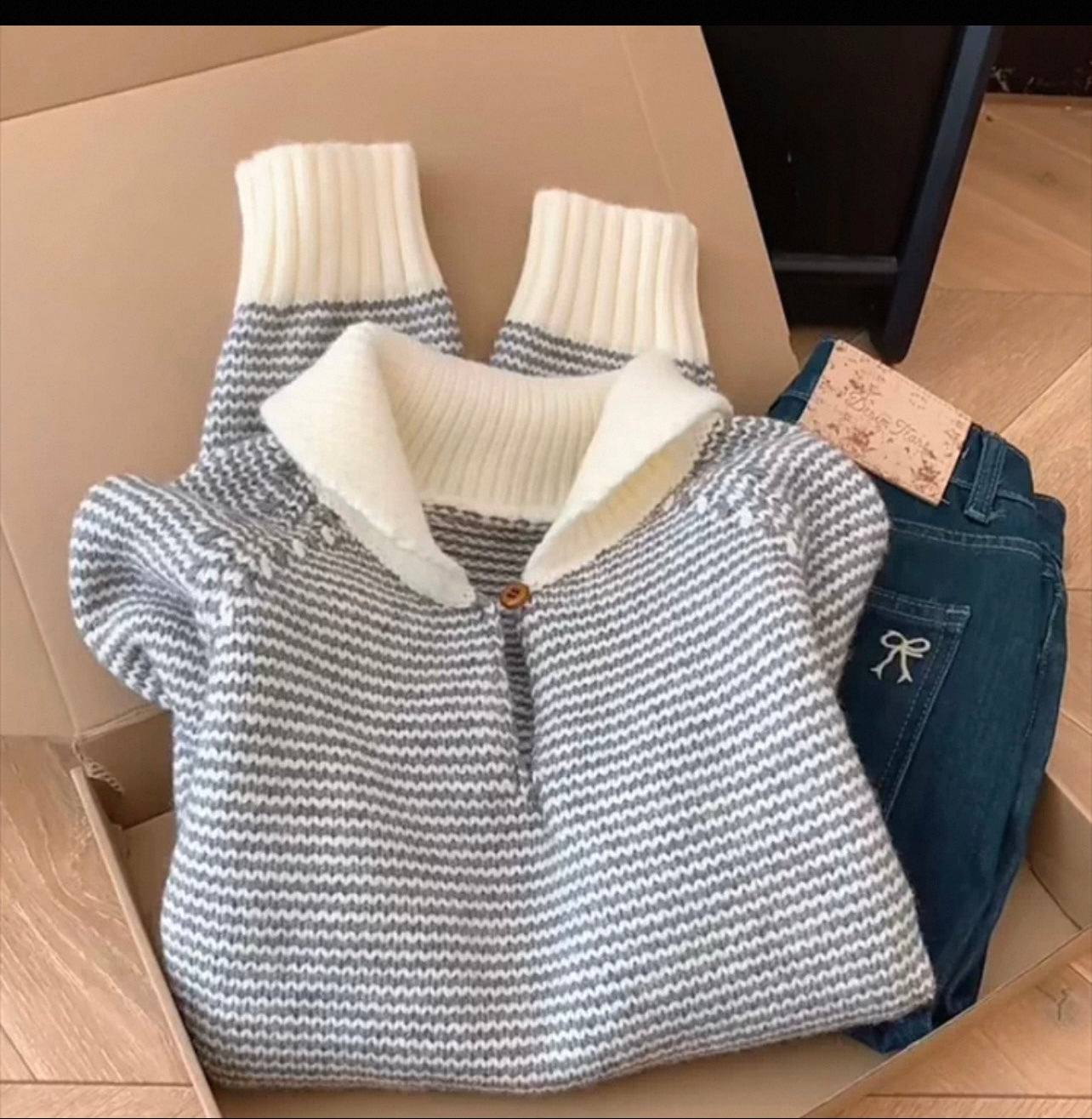 A must-have! This French-style color-blocked striped collared knit sweater is a new autumn/winter style, featuring a relaxed, loose fit and soft texture.