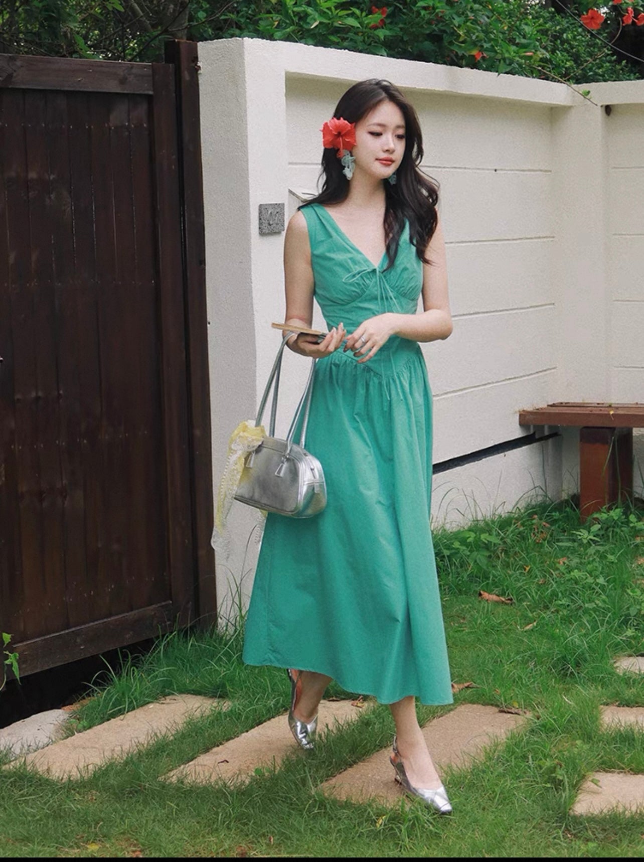 Haze Hezhi solid color sleeveless v-neck strappy high waist dress female summer temperament waist slimming A-line long skirt