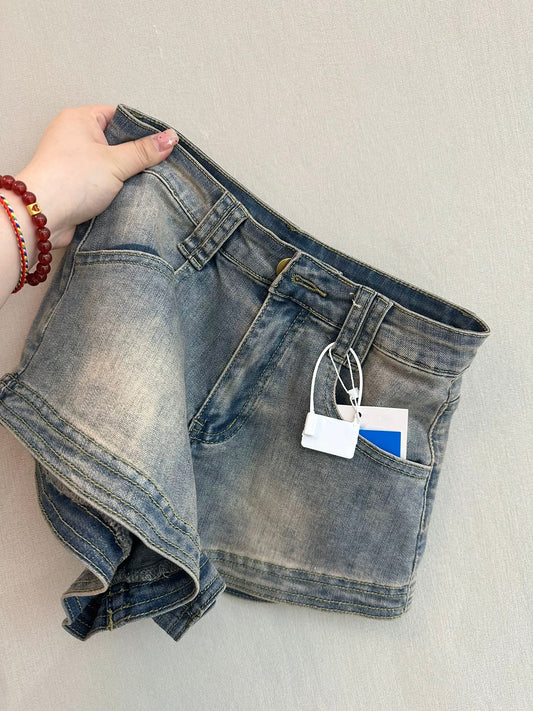 Very comfortable to wear! The style is super good! Retro distressed denim shorts for women, niche and versatile, casual straight hot pants