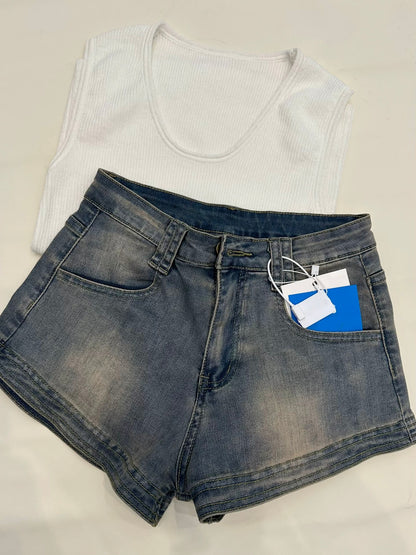 Very comfortable to wear! The style is super good! Retro distressed denim shorts for women, niche and versatile, casual straight hot pants