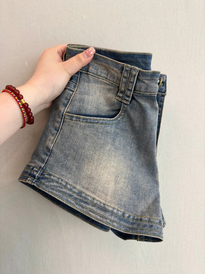 Very comfortable to wear! The style is super good! Retro distressed denim shorts for women, niche and versatile, casual straight hot pants