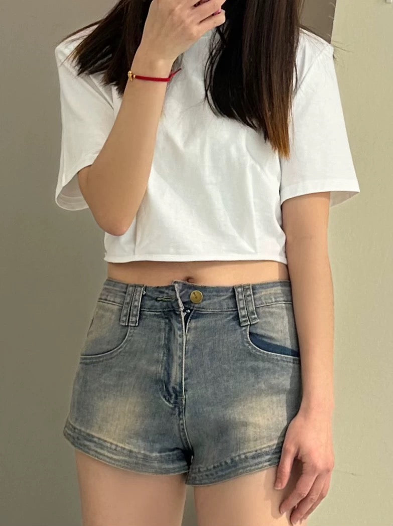 Very comfortable to wear! The style is super good! Retro distressed denim shorts for women, niche and versatile, casual straight hot pants