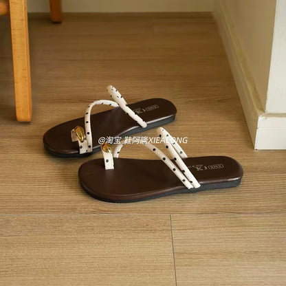 French-style flat slip-on sandals for women—featuring a toe-loop and slender straps—perfect for summer 2026; ideal for pairing with dresses or wearing to the beach and on vacation.