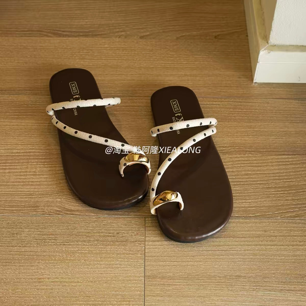 French-style flat slip-on sandals for women—featuring a toe-loop and slender straps—perfect for summer 2026; ideal for pairing with dresses or wearing to the beach and on vacation.