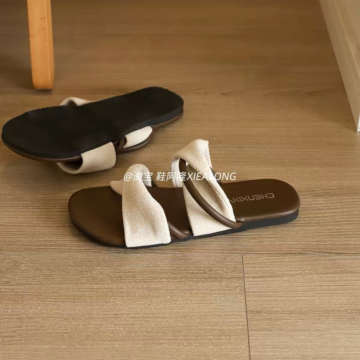 Women's French-style casual flat slip-on sandals (2026 Summer New Collection): featuring a crossover strap design, non-slip sole, and a style perfect for vacations and the beach.