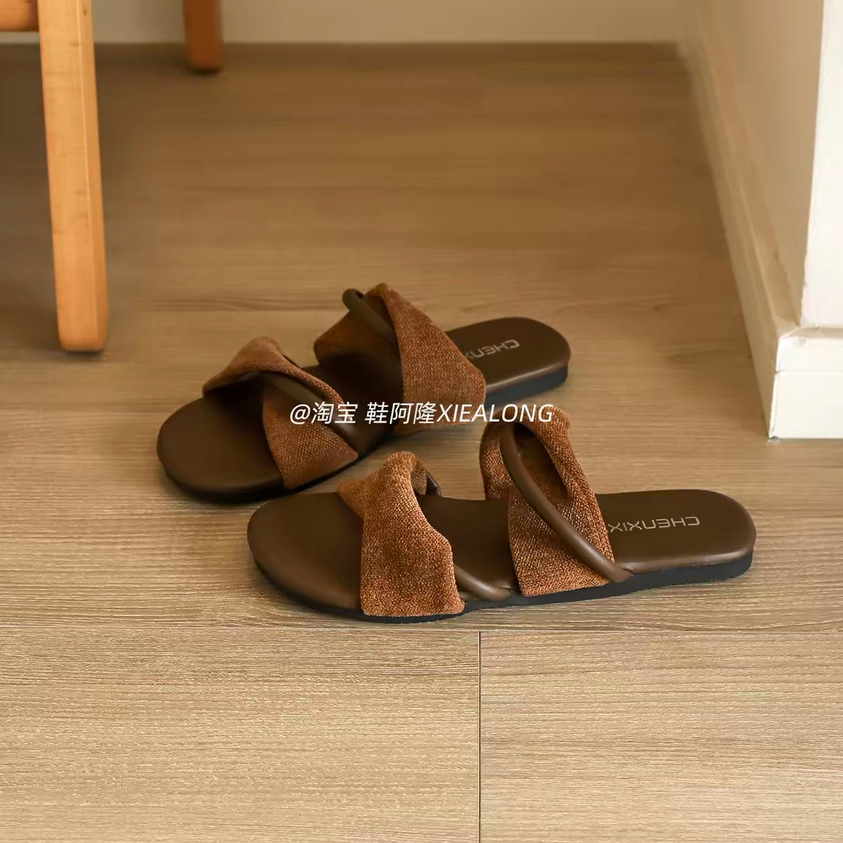 Women's French-style casual flat slip-on sandals (2026 Summer New Collection): featuring a crossover strap design, non-slip sole, and a style perfect for vacations and the beach.