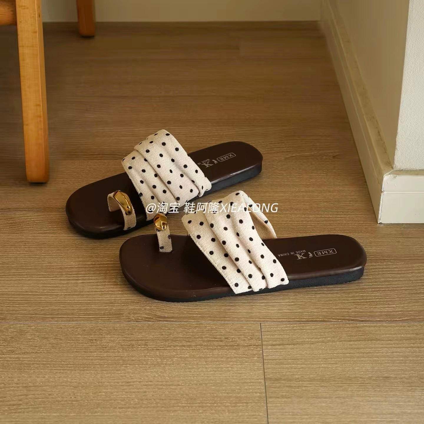 French-style vintage polka-dot pleated slides for women – 2026 new summer flat-soled toe-loop sandals for vacation and beachwear.
