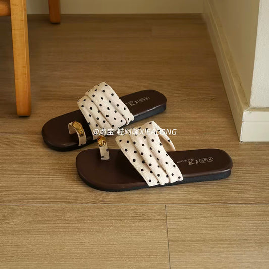 French-style vintage polka-dot pleated slides for women – 2026 new summer flat-soled toe-loop sandals for vacation and beachwear.
