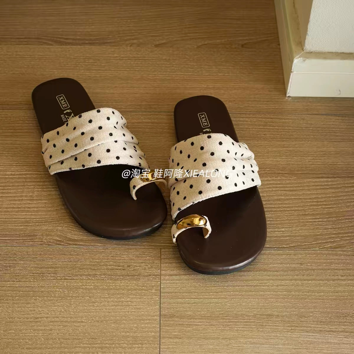 French-style vintage polka-dot pleated slides for women – 2026 new summer flat-soled toe-loop sandals for vacation and beachwear.