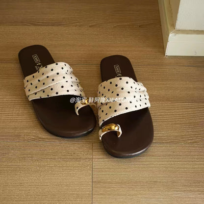 French-style vintage polka-dot pleated slides for women – 2026 new summer flat-soled toe-loop sandals for vacation and beachwear.