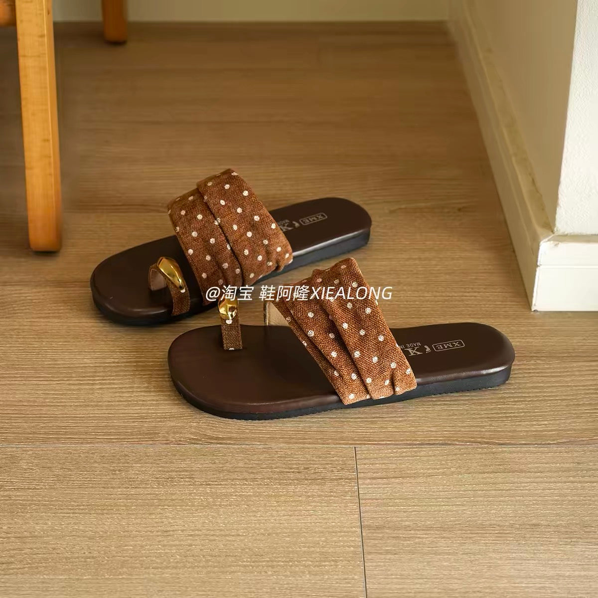 French-style vintage polka-dot pleated slides for women – 2026 new summer flat-soled toe-loop sandals for vacation and beachwear.