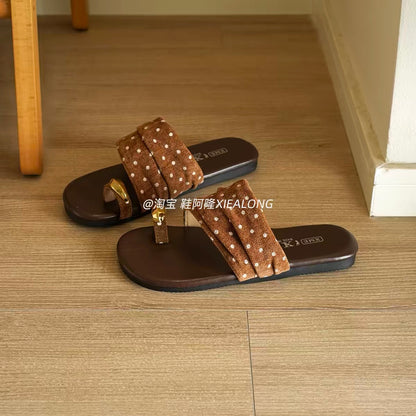 French-style vintage polka-dot pleated slides for women – 2026 new summer flat-soled toe-loop sandals for vacation and beachwear.