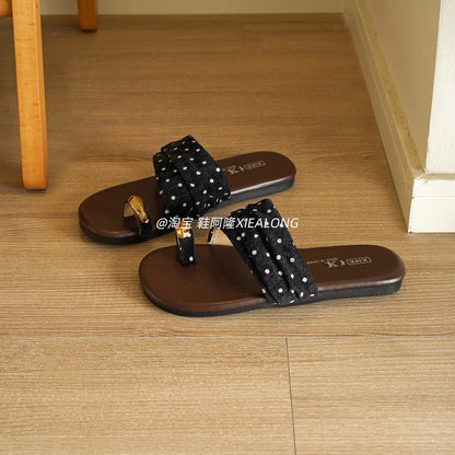 French-style vintage polka-dot pleated slides for women – 2026 new summer flat-soled toe-loop sandals for vacation and beachwear.
