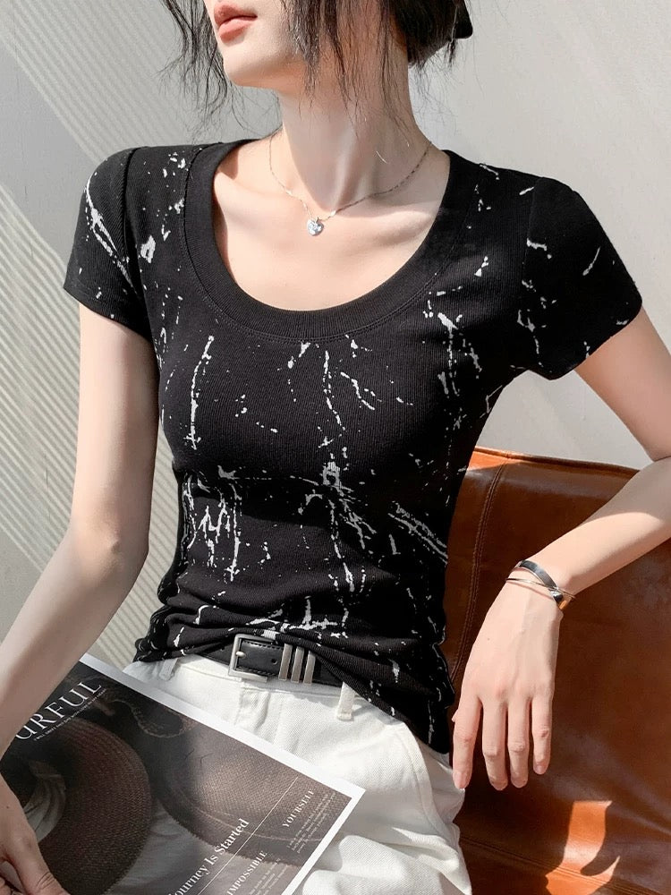 Korean version of round neck unique print niche design short-sleeved T-shirt for women slim fit fashionable and unique outerwear top