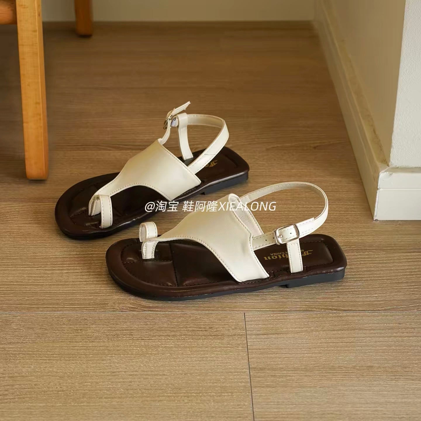 Women's French-style minimalist thong sandals – 2026 new summer collection; casual open-toe beach sandals with buckle closure.