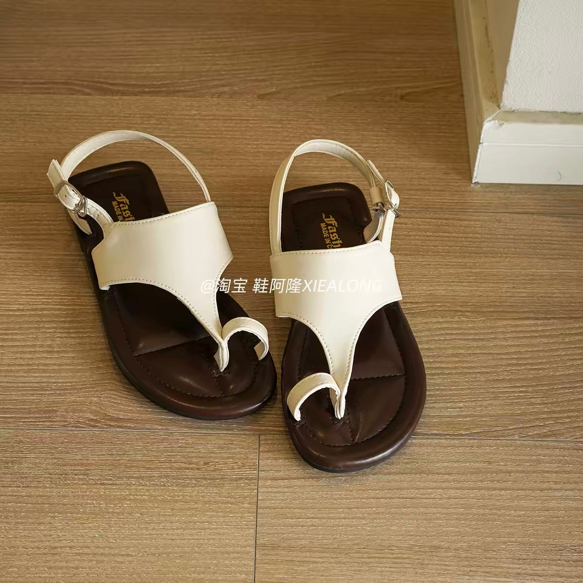 Women's French-style minimalist thong sandals – 2026 new summer collection; casual open-toe beach sandals with buckle closure.