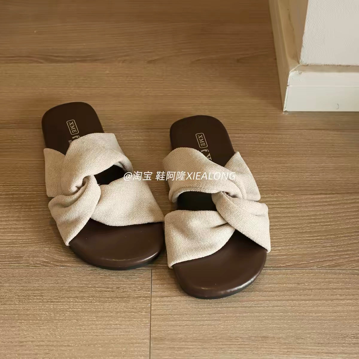 French-style casual flat slip-on sandals for women (2026 Summer New Collection): Criss-cross strap design, perfect for vacation, beach, and easy everyday wear.