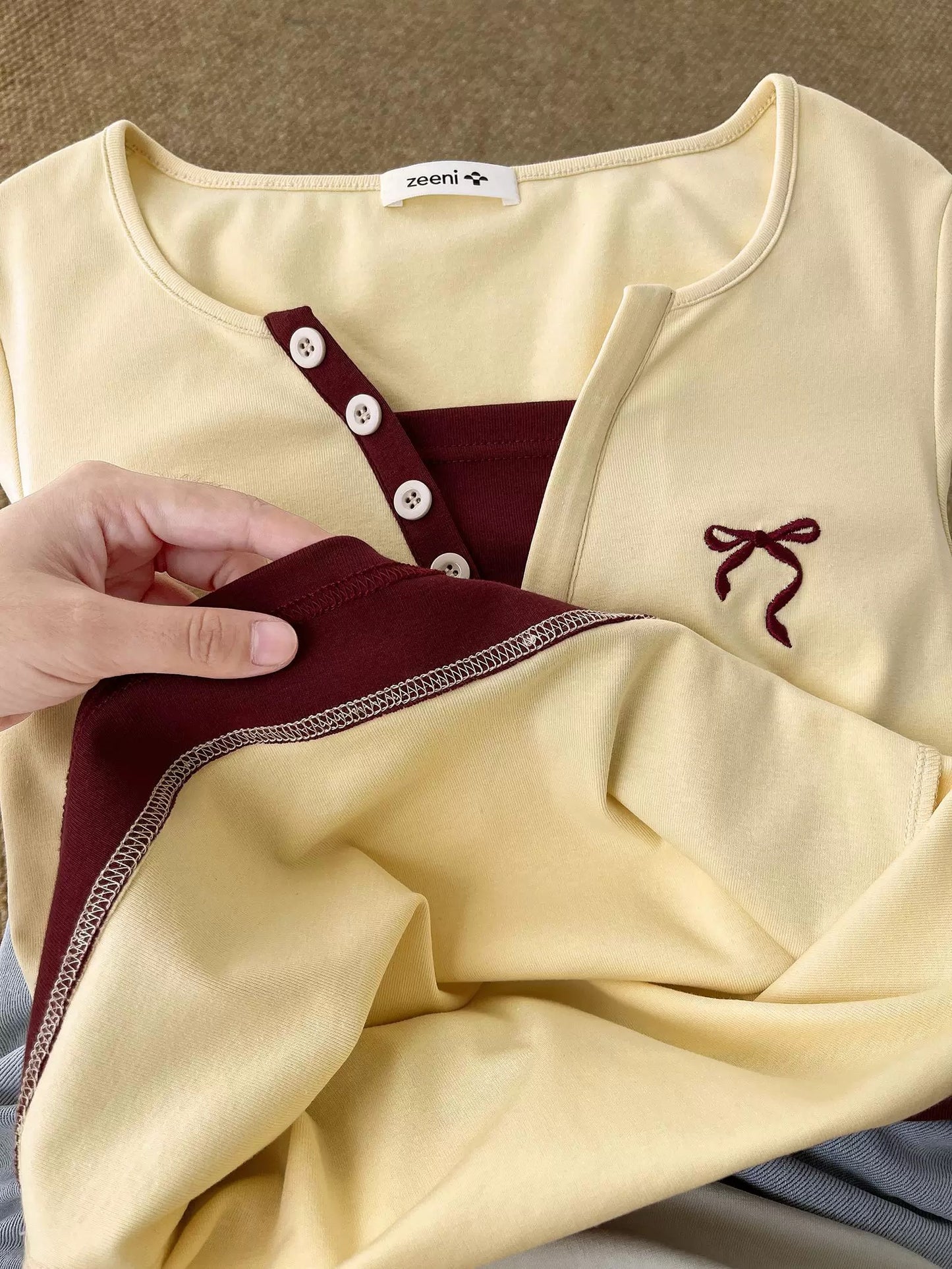 High votes for praise! Look at the color combination! Slim fit V-neck contrast color fake two-piece bottoming shirt long-sleeved top for women