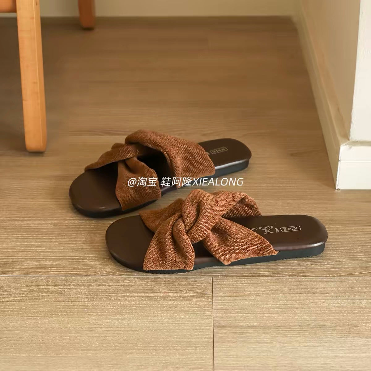 French-style casual flat slip-on sandals for women (2026 Summer New Collection): Criss-cross strap design, perfect for vacation, beach, and easy everyday wear.