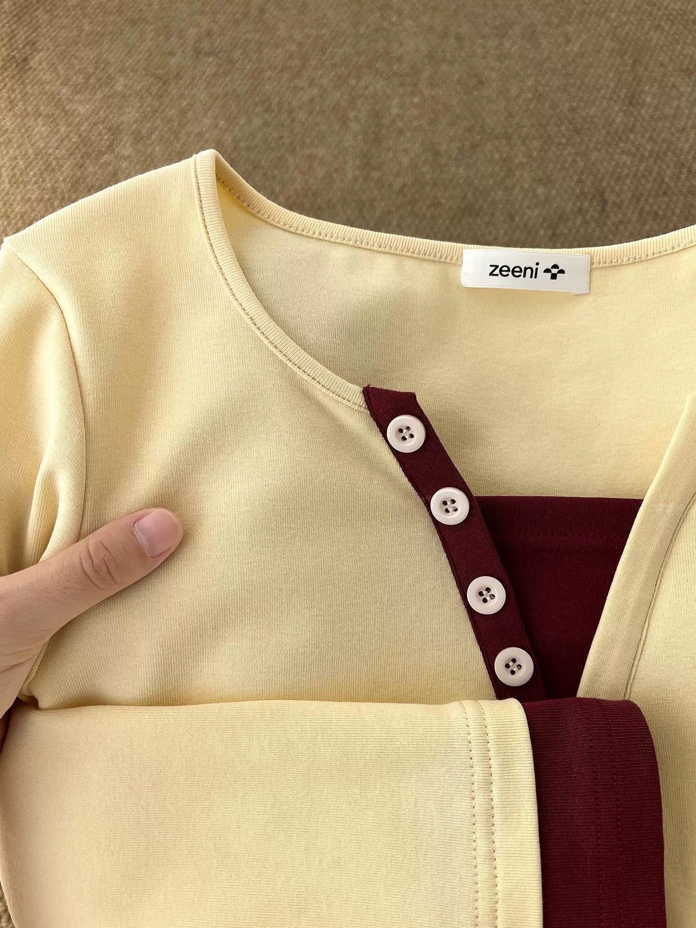 High votes for praise! Look at the color combination! Slim fit V-neck contrast color fake two-piece bottoming shirt long-sleeved top for women