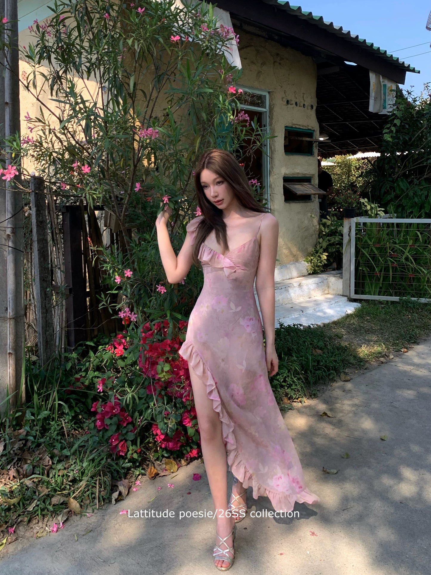 Lattitude/Yang Xiaolu Women's French-style camisole dress featuring an irregular slit, lace splicing, and a pink-and-white floral print.