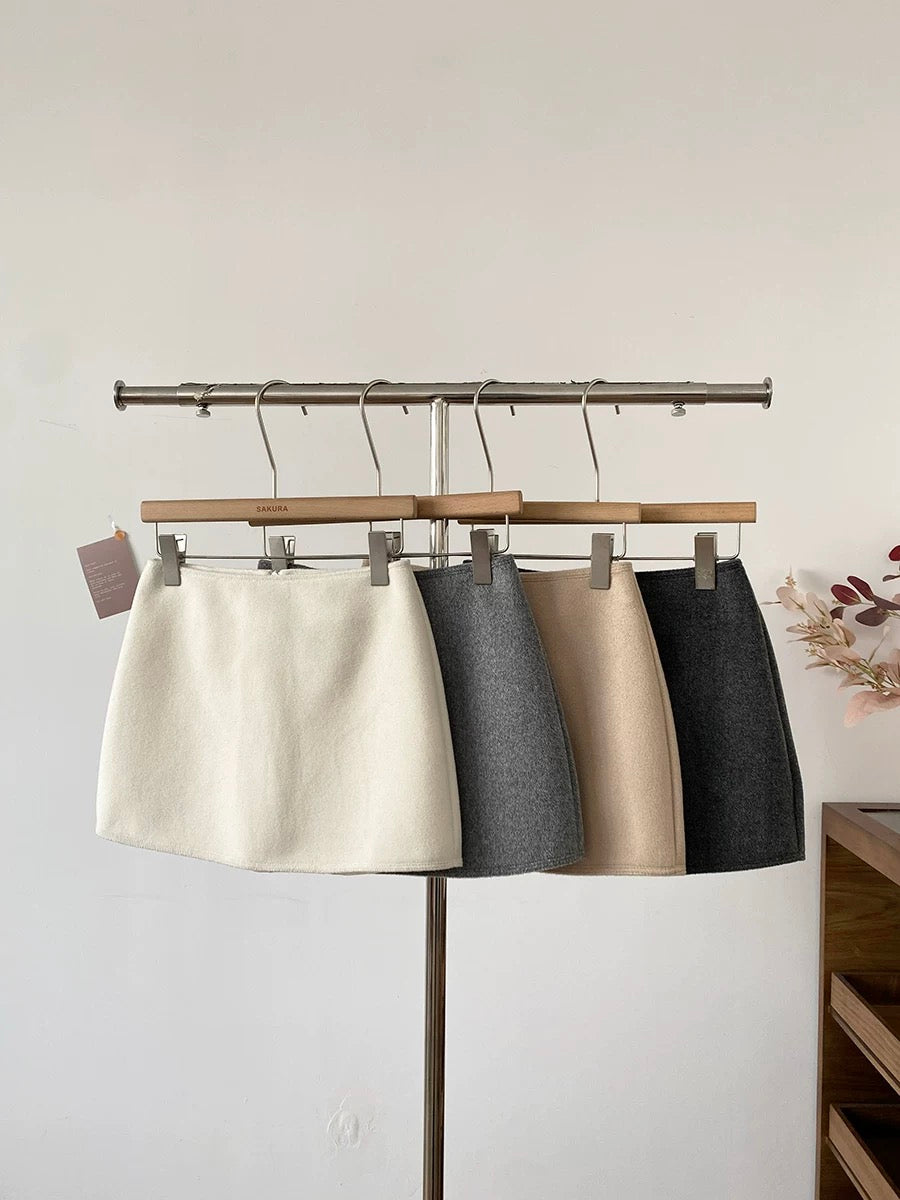 Trendy high-waisted, anti-exposure wool A-line mini skirt for women, new winter 2025 style, Korean style, versatile black skirt.