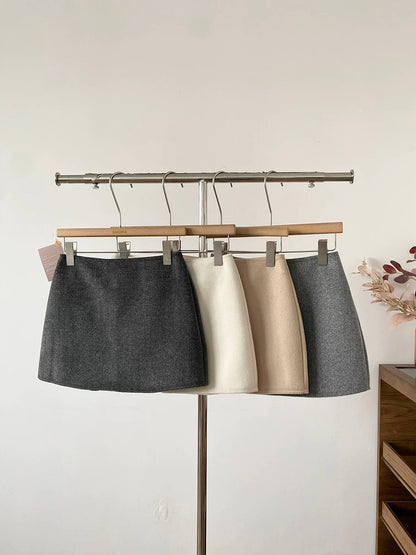 Trendy high-waisted, anti-exposure wool A-line mini skirt for women, new winter 2025 style, Korean style, versatile black skirt.