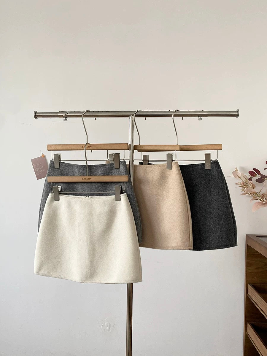 Trendy high-waisted, anti-exposure wool A-line mini skirt for women, new winter 2025 style, Korean style, versatile black skirt.