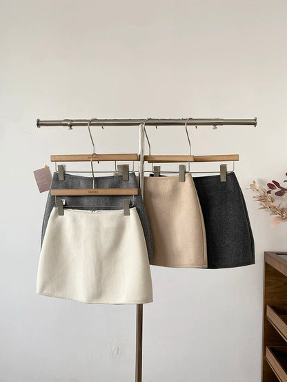 Trendy high-waisted, anti-exposure wool A-line mini skirt for women, new winter 2025 style, Korean style, versatile black skirt.