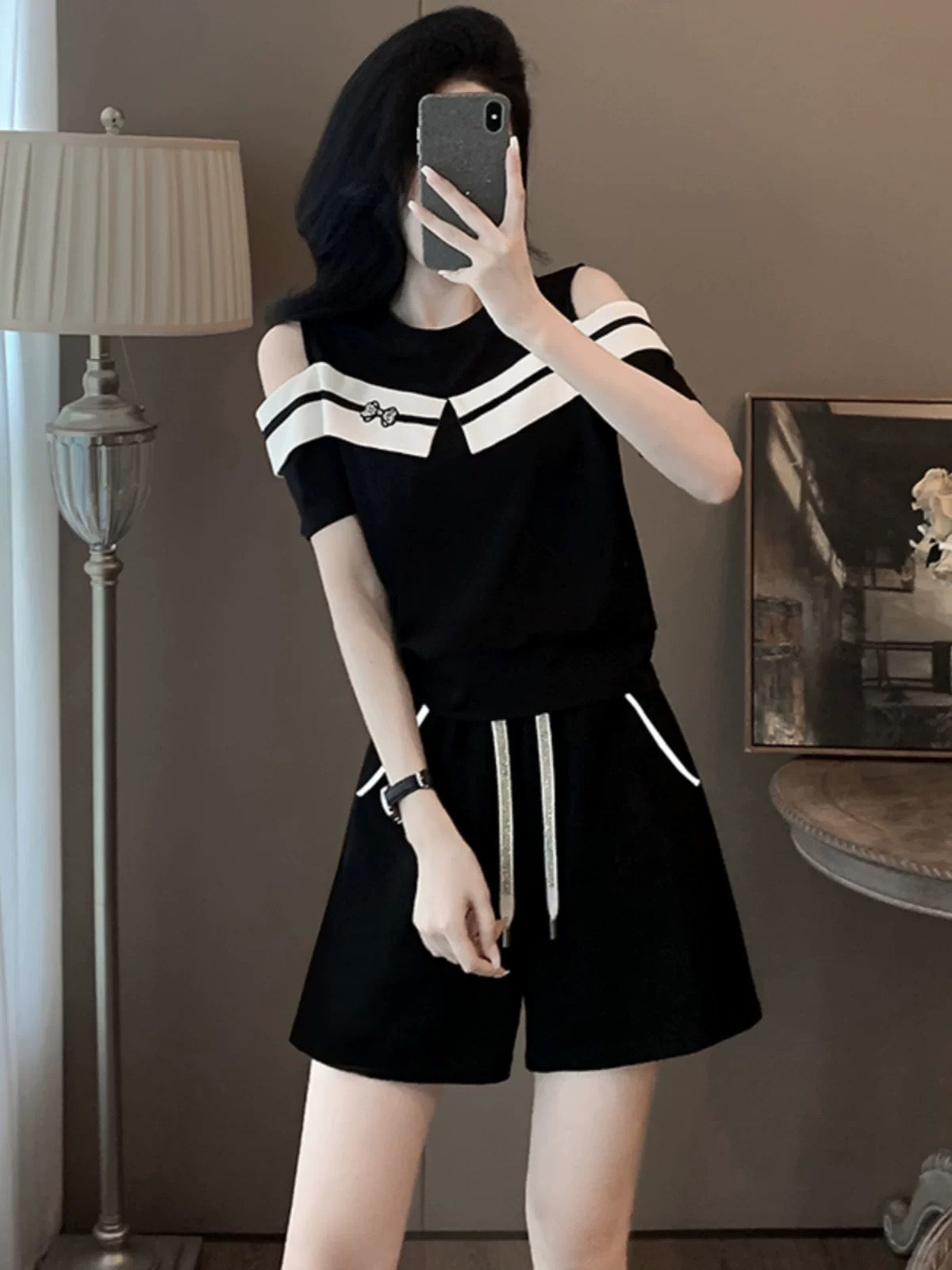 Platycodon French casual fashion suit for women 2025 summer design off-shoulder slim short-sleeved top shorts two-piece suit