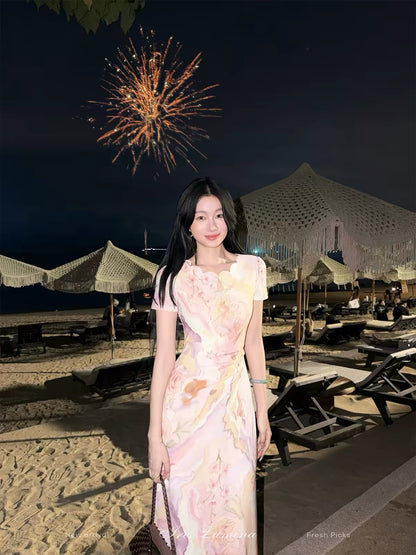Iris Lumina Short-Sleeve Printed Maxi Dress – A Waist-Defining Summer Piece with an Ethereal, Striking Aesthetic