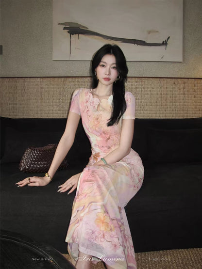 Iris Lumina Short-Sleeve Printed Maxi Dress – A Waist-Defining Summer Piece with an Ethereal, Striking Aesthetic
