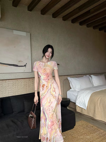 Iris Lumina Short-Sleeve Printed Maxi Dress – A Waist-Defining Summer Piece with an Ethereal, Striking Aesthetic