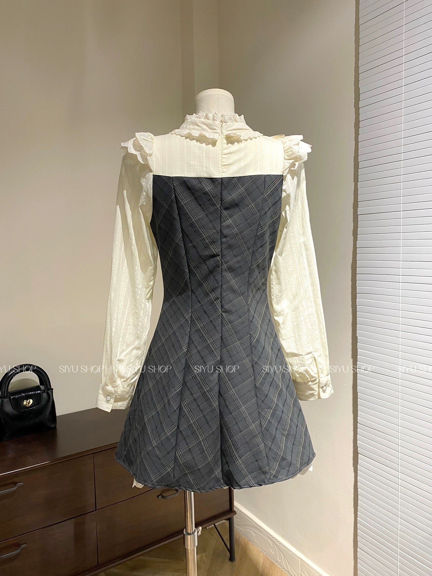 Long-sleeved version ~ Yuri retro plaid dress, elegant skirt with lace trim and a fitted waist, perfect for autumn.