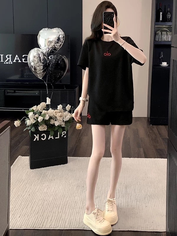 High-grade European goods casual sports suit for women summer 2025 new black short-sleeved round neck top shorts two-piece suit