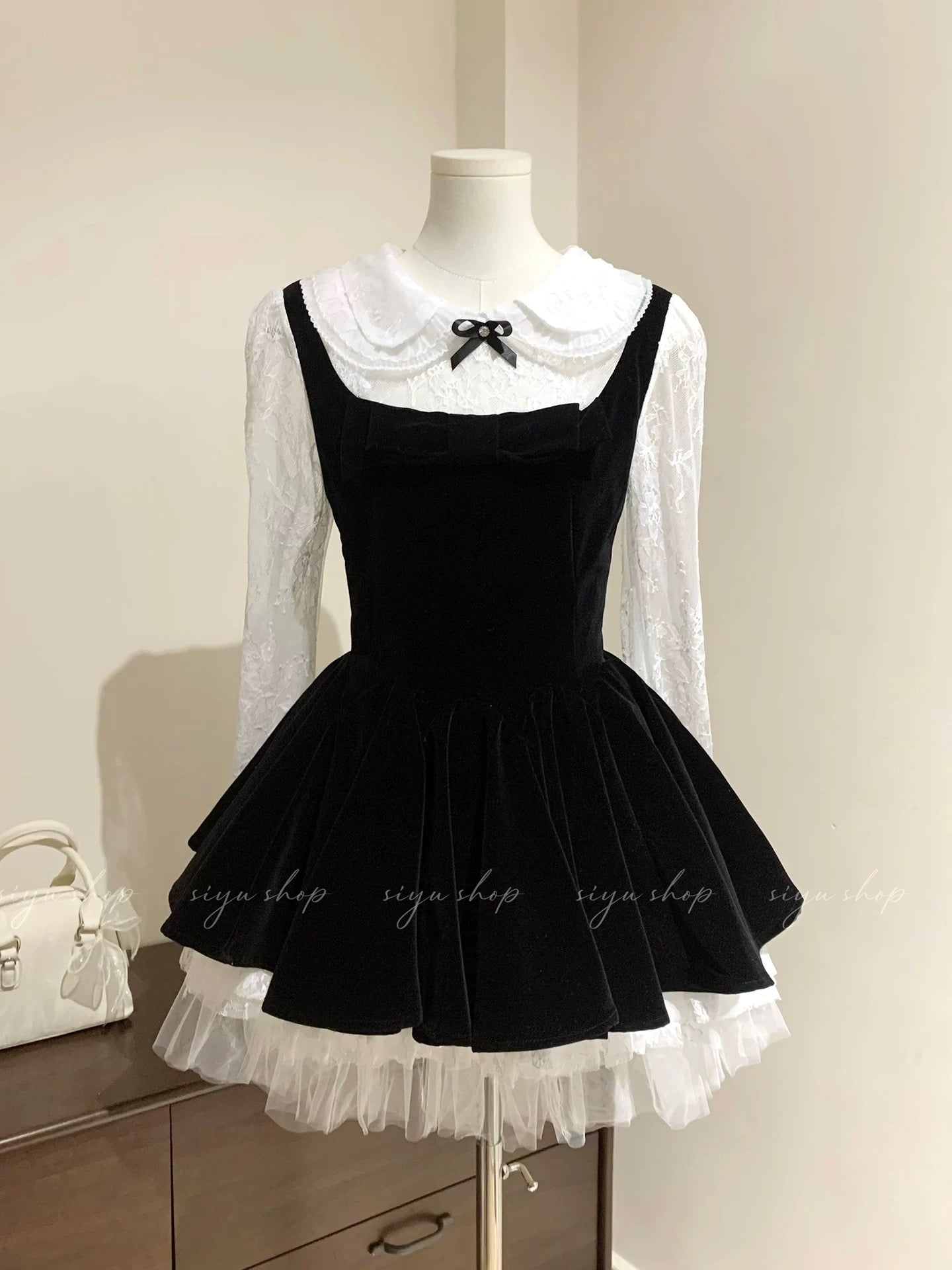 "Black Velvet Cake" French-style elegant lace-trimmed mesh velvet long-sleeved dress with a puffy skirt