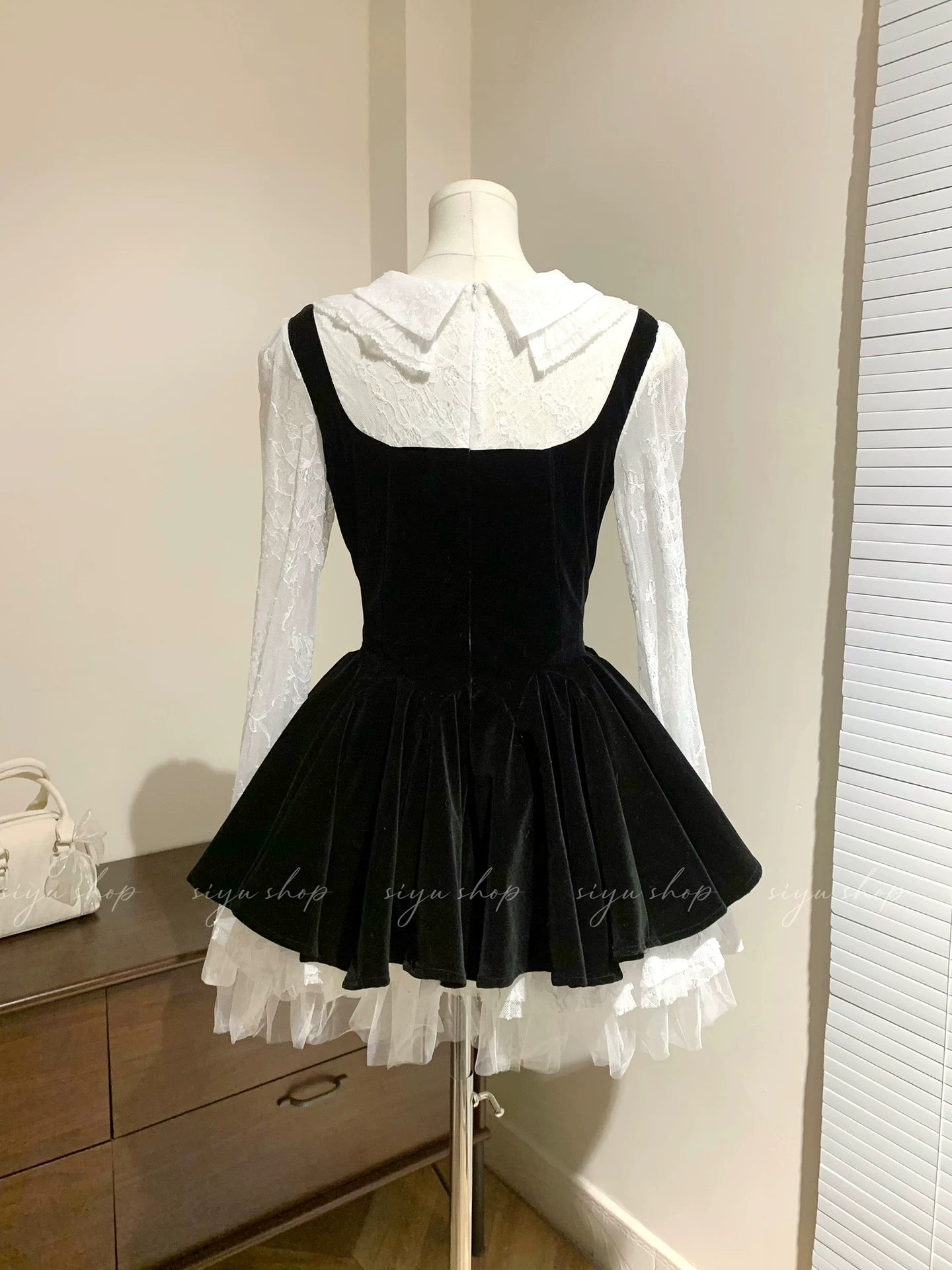 "Black Velvet Cake" French-style elegant lace-trimmed mesh velvet long-sleeved dress with a puffy skirt