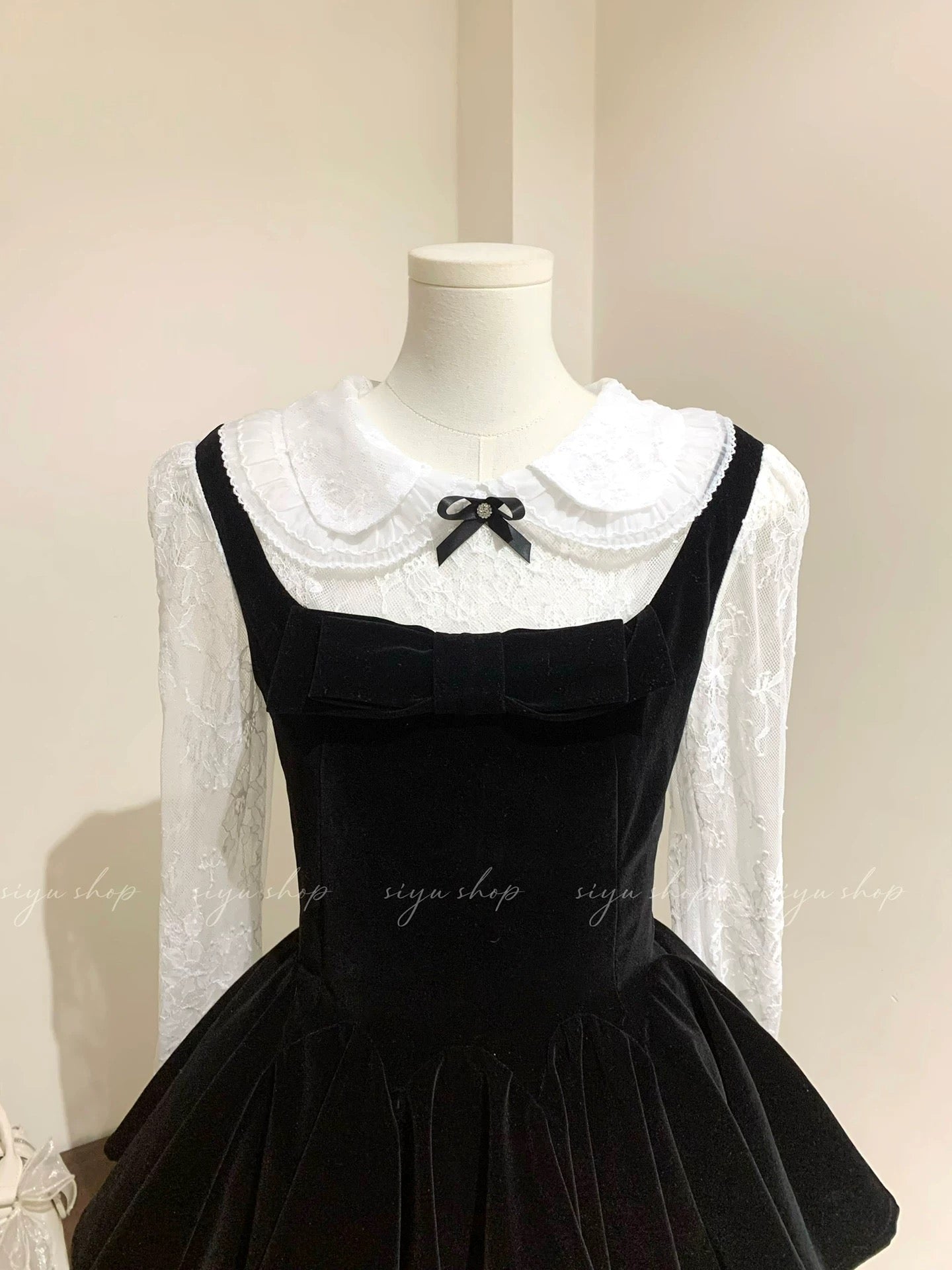 "Black Velvet Cake" French-style elegant lace-trimmed mesh velvet long-sleeved dress with a puffy skirt