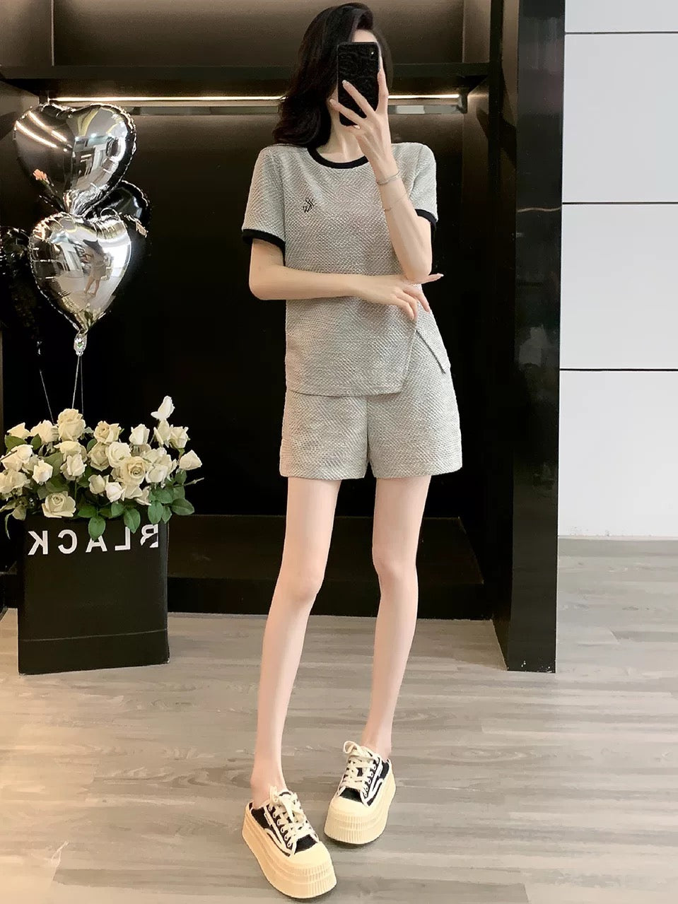 High-end European casual sports suit for women 2025 summer niche design slim short-sleeved top shorts two-piece suit