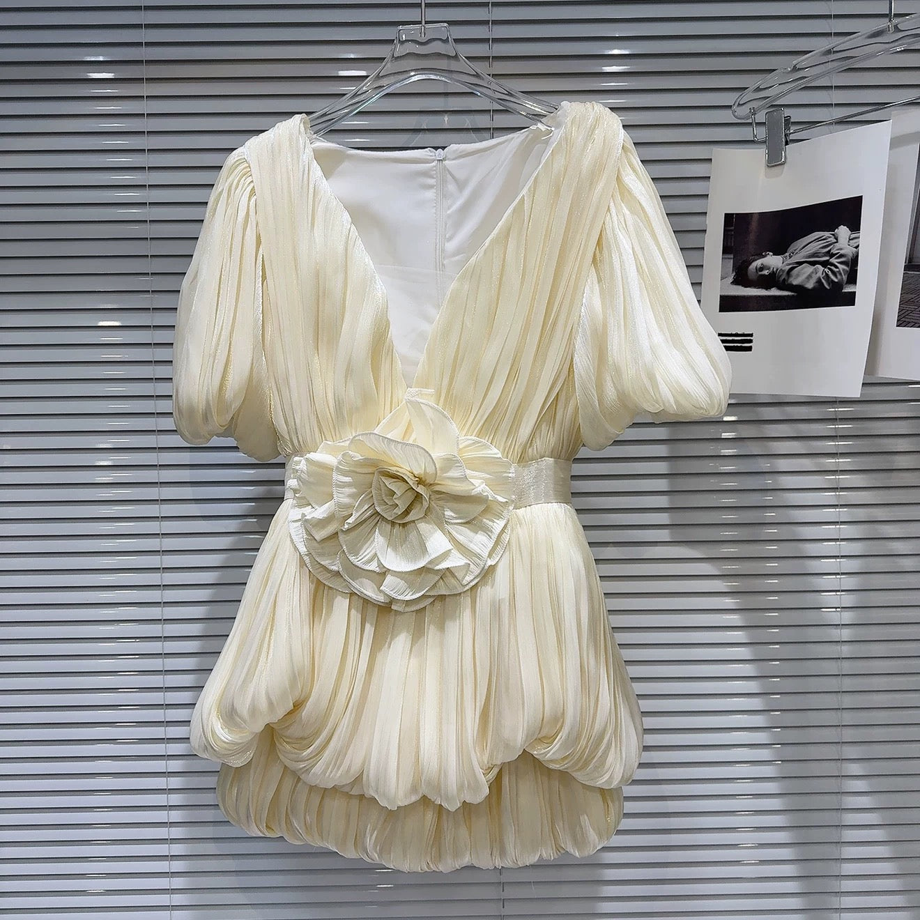 Internet celebrity same style 2025 summer new French sweet V-neck flower waist pleated fabric short dress for women