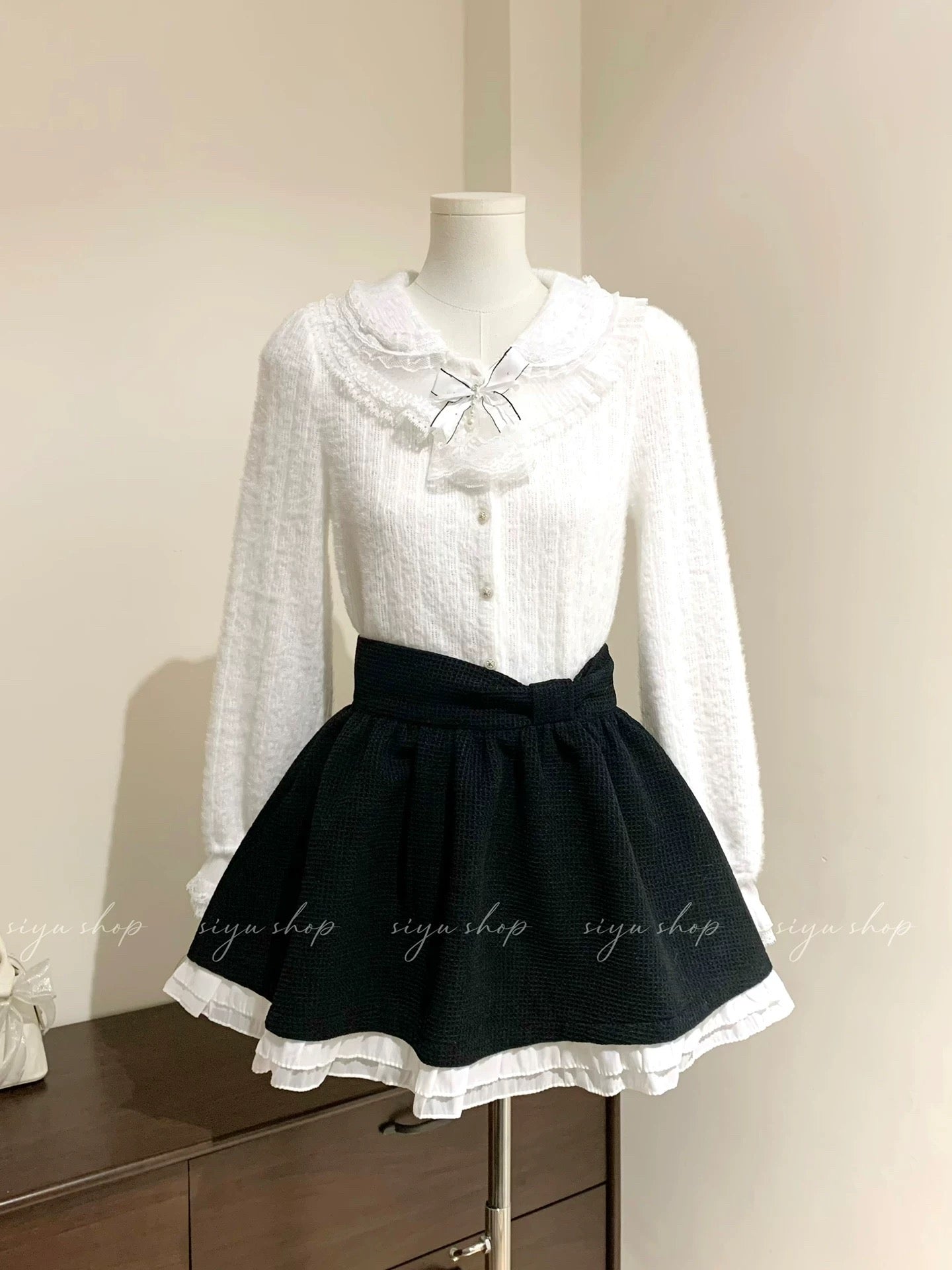 Fluffy milk cake style blouse with detachable bow tie, brushed lace, French court style, paired with a black tulle skirt.