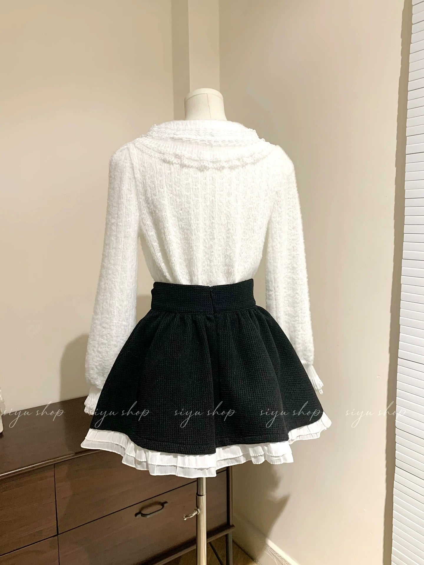 Fluffy milk cake style blouse with detachable bow tie, brushed lace, French court style, paired with a black tulle skirt.